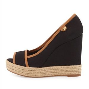NWB 🏷 TORY BURCH Black/Tan Majorca Logo Wedges